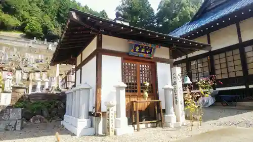 瀧泉寺の本殿