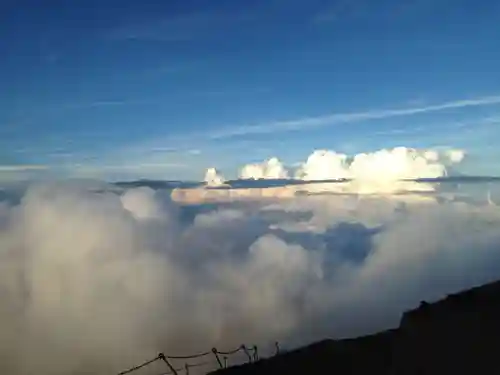 富士山頂上浅間大社奥宮の景色