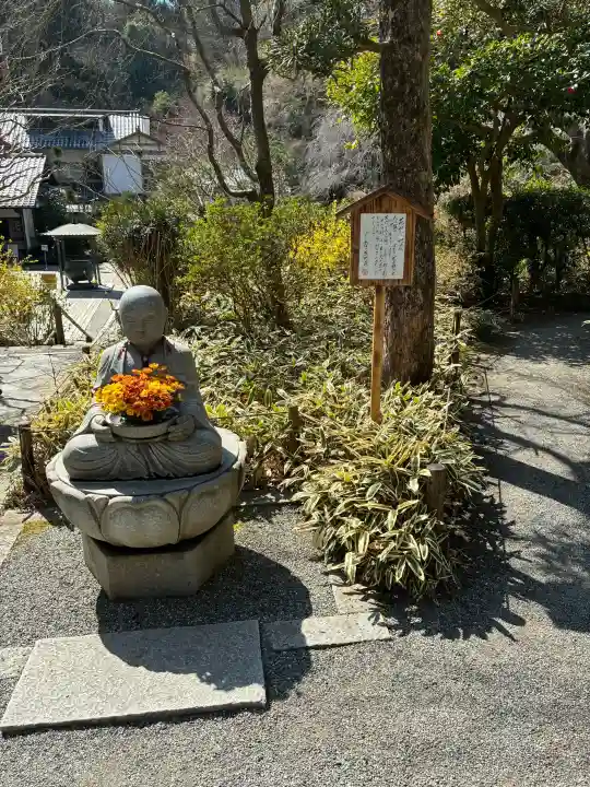 明月院の{uncategorized: "未分類", other: "その他", undefined: "問題あり", building: "その他建物", grave: "お墓", sacred_gate: "鳥居", guardian: "狛犬", statue: "像", buddha: "仏像", history: "歴史", nature: "自然", garden: "庭園", animal: "動物", pagoda: "塔", temizu: "手水舎", mountain_gate: "山門・神門", sanctuary: "本殿・本堂", subordinate: "末社・摂社", art: "芸術", scenery: "景色", jizo: "地蔵", ema: "絵馬", goshuin: "御朱印", omikuji: "おみくじ", items: "授与品その他", amulet: "お守り", goshuincho: "御朱印帳", eats: "食事", festival: "お祭り", votive_dance: "神楽", shichigosan: "七五三参", wedding: "結婚式", experience: "体験その他", initially: "初詣", around: "周辺", anti_infection: "感染症対策"}