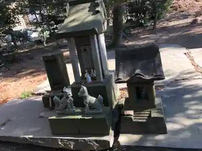 三軒地稲荷神社の末社・摂社