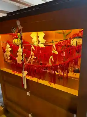 服織神社（真清田神社境内社）の{uncategorized: "未分類", other: "その他", undefined: "問題あり", building: "その他建物", grave: "お墓", sacred_gate: "鳥居", guardian: "狛犬", statue: "像", buddha: "仏像", history: "歴史", nature: "自然", garden: "庭園", animal: "動物", pagoda: "塔", temizu: "手水舎", mountain_gate: "山門・神門", sanctuary: "本殿・本堂", subordinate: "末社・摂社", art: "芸術", scenery: "景色", jizo: "地蔵", ema: "絵馬", goshuin: "御朱印", omikuji: "おみくじ", items: "授与品その他", amulet: "お守り", goshuincho: "御朱印帳", eats: "食事", festival: "お祭り", votive_dance: "神楽", shichigosan: "七五三参", wedding: "結婚式", experience: "体験その他", initially: "初詣", around: "周辺", anti_infection: "感染症対策"}