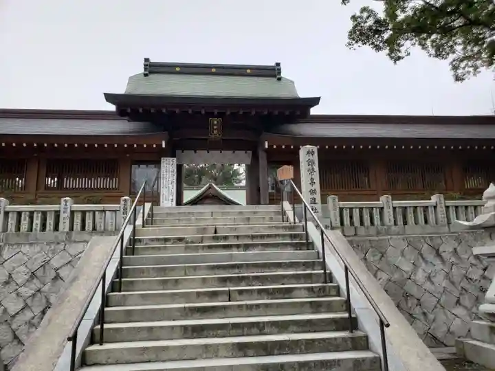 岡田神社の山門・神門
