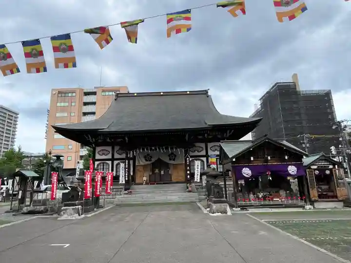 成田山札幌別院新栄寺の本殿・本堂