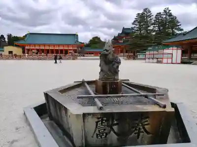 平安神宮の{uncategorized: "未分類", other: "その他", undefined: "問題あり", building: "その他建物", grave: "お墓", sacred_gate: "鳥居", guardian: "狛犬", statue: "像", buddha: "仏像", history: "歴史", nature: "自然", garden: "庭園", animal: "動物", pagoda: "塔", temizu: "手水舎", mountain_gate: "山門・神門", sanctuary: "本殿・本堂", subordinate: "末社・摂社", art: "芸術", scenery: "景色", jizo: "地蔵", ema: "絵馬", goshuin: "御朱印", omikuji: "おみくじ", items: "授与品その他", amulet: "お守り", goshuincho: "御朱印帳", eats: "食事", festival: "お祭り", votive_dance: "神楽", shichigosan: "七五三参", wedding: "結婚式", experience: "体験その他", initially: "初詣", around: "周辺", anti_infection: "感染症対策"}