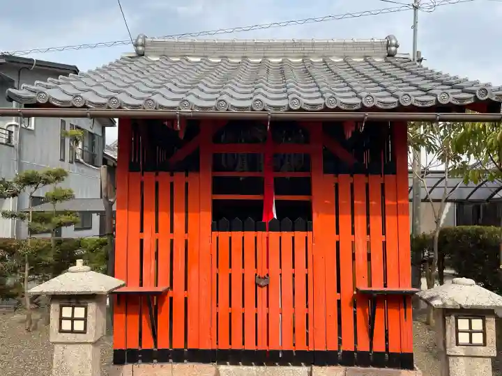 稲荷神社(川辺)の{uncategorized: "未分類", other: "その他", undefined: "問題あり", building: "その他建物", grave: "お墓", sacred_gate: "鳥居", guardian: "狛犬", statue: "像", buddha: "仏像", history: "歴史", nature: "自然", garden: "庭園", animal: "動物", pagoda: "塔", temizu: "手水舎", mountain_gate: "山門・神門", sanctuary: "本殿・本堂", subordinate: "末社・摂社", art: "芸術", scenery: "景色", jizo: "地蔵", ema: "絵馬", goshuin: "御朱印", omikuji: "おみくじ", items: "授与品その他", amulet: "お守り", goshuincho: "御朱印帳", eats: "食事", festival: "お祭り", votive_dance: "神楽", shichigosan: "七五三参", wedding: "結婚式", experience: "体験その他", initially: "初詣", around: "周辺", anti_infection: "感染症対策"}