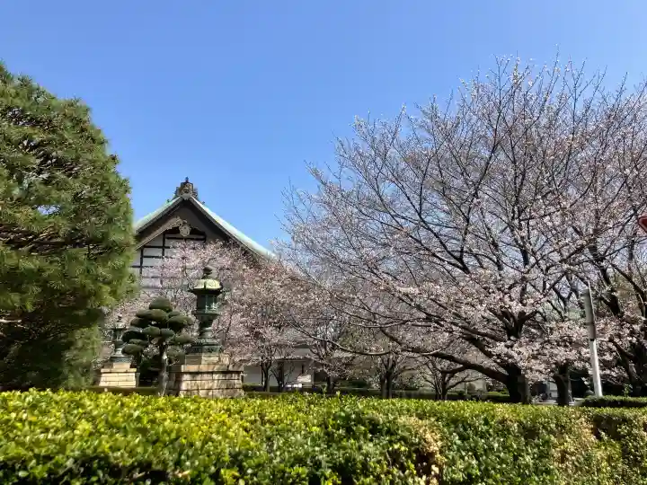 総持寺の{uncategorized: "未分類", other: "その他", undefined: "問題あり", building: "その他建物", grave: "お墓", sacred_gate: "鳥居", guardian: "狛犬", statue: "像", buddha: "仏像", history: "歴史", nature: "自然", garden: "庭園", animal: "動物", pagoda: "塔", temizu: "手水舎", mountain_gate: "山門・神門", sanctuary: "本殿・本堂", subordinate: "末社・摂社", art: "芸術", scenery: "景色", jizo: "地蔵", ema: "絵馬", goshuin: "御朱印", omikuji: "おみくじ", items: "授与品その他", amulet: "お守り", goshuincho: "御朱印帳", eats: "食事", festival: "お祭り", votive_dance: "神楽", shichigosan: "七五三参", wedding: "結婚式", experience: "体験その他", initially: "初詣", around: "周辺", anti_infection: "感染症対策"}