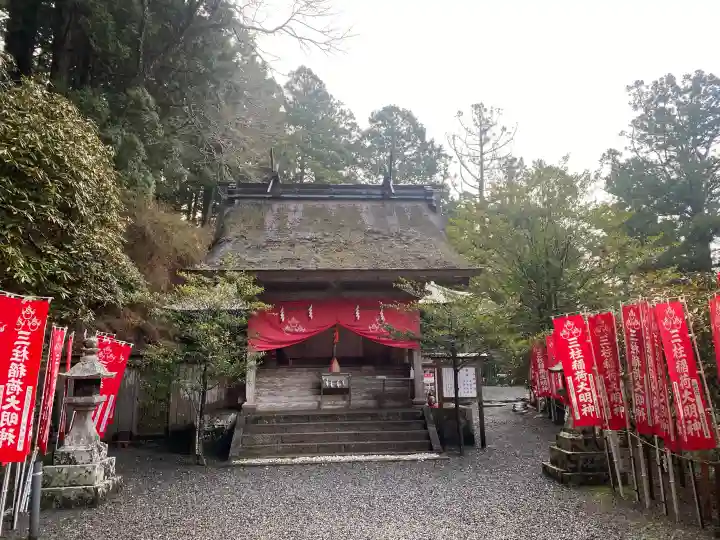 三柱神社の{uncategorized: "未分類", other: "その他", undefined: "問題あり", building: "その他建物", grave: "お墓", sacred_gate: "鳥居", guardian: "狛犬", statue: "像", buddha: "仏像", history: "歴史", nature: "自然", garden: "庭園", animal: "動物", pagoda: "塔", temizu: "手水舎", mountain_gate: "山門・神門", sanctuary: "本殿・本堂", subordinate: "末社・摂社", art: "芸術", scenery: "景色", jizo: "地蔵", ema: "絵馬", goshuin: "御朱印", omikuji: "おみくじ", items: "授与品その他", amulet: "お守り", goshuincho: "御朱印帳", eats: "食事", festival: "お祭り", votive_dance: "神楽", shichigosan: "七五三参", wedding: "結婚式", experience: "体験その他", initially: "初詣", around: "周辺", anti_infection: "感染症対策"}