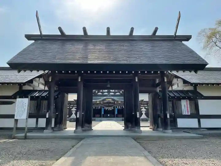 秋田県護國神社の山門・神門