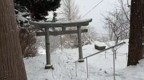 富川八幡宮の{uncategorized: "未分類", other: "その他", undefined: "問題あり", building: "その他建物", grave: "お墓", sacred_gate: "鳥居", guardian: "狛犬", statue: "像", buddha: "仏像", history: "歴史", nature: "自然", garden: "庭園", animal: "動物", pagoda: "塔", temizu: "手水舎", mountain_gate: "山門・神門", sanctuary: "本殿・本堂", subordinate: "末社・摂社", art: "芸術", scenery: "景色", jizo: "地蔵", ema: "絵馬", goshuin: "御朱印", omikuji: "おみくじ", items: "授与品その他", amulet: "お守り", goshuincho: "御朱印帳", eats: "食事", festival: "お祭り", votive_dance: "神楽", shichigosan: "七五三参", wedding: "結婚式", experience: "体験その他", initially: "初詣", around: "周辺", anti_infection: "感染症対策"}