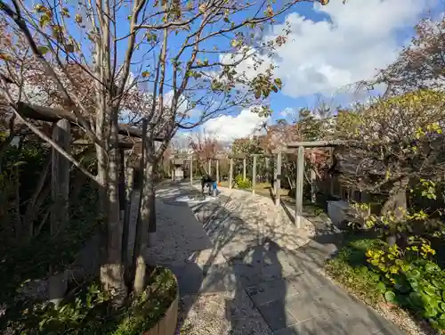 鉄道神社の庭園
