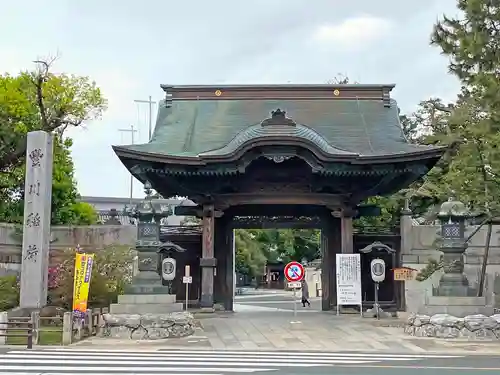 豊川閣　妙厳寺の山門・神門