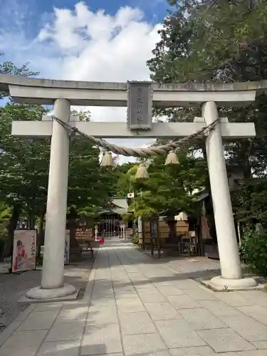 鎮守氷川神社の{uncategorized: "未分類", other: "その他", undefined: "問題あり", building: "その他建物", grave: "お墓", sacred_gate: "鳥居", guardian: "狛犬", statue: "像", buddha: "仏像", history: "歴史", nature: "自然", garden: "庭園", animal: "動物", pagoda: "塔", temizu: "手水舎", mountain_gate: "山門・神門", sanctuary: "本殿・本堂", subordinate: "末社・摂社", art: "芸術", scenery: "景色", jizo: "地蔵", ema: "絵馬", goshuin: "御朱印", omikuji: "おみくじ", items: "授与品その他", amulet: "お守り", goshuincho: "御朱印帳", eats: "食事", festival: "お祭り", votive_dance: "神楽", shichigosan: "七五三参", wedding: "結婚式", experience: "体験その他", initially: "初詣", around: "周辺", anti_infection: "感染症対策"}