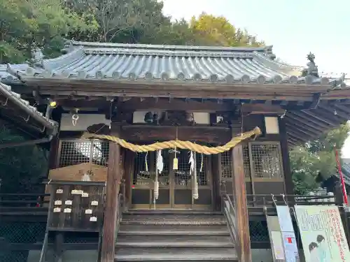 衣羽神社の{uncategorized: "未分類", other: "その他", undefined: "問題あり", building: "その他建物", grave: "お墓", sacred_gate: "鳥居", guardian: "狛犬", statue: "像", buddha: "仏像", history: "歴史", nature: "自然", garden: "庭園", animal: "動物", pagoda: "塔", temizu: "手水舎", mountain_gate: "山門・神門", sanctuary: "本殿・本堂", subordinate: "末社・摂社", art: "芸術", scenery: "景色", jizo: "地蔵", ema: "絵馬", goshuin: "御朱印", omikuji: "おみくじ", items: "授与品その他", amulet: "お守り", goshuincho: "御朱印帳", eats: "食事", festival: "お祭り", votive_dance: "神楽", shichigosan: "七五三参", wedding: "結婚式", experience: "体験その他", initially: "初詣", around: "周辺", anti_infection: "感染症対策"}