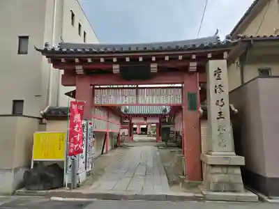 愛染堂勝鬘院の山門・神門