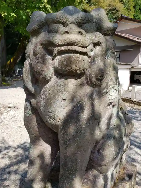 下梨地主神社の狛犬