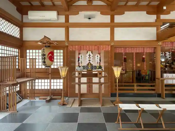 諏訪神社の{uncategorized: "未分類", other: "その他", undefined: "問題あり", building: "その他建物", grave: "お墓", sacred_gate: "鳥居", guardian: "狛犬", statue: "像", buddha: "仏像", history: "歴史", nature: "自然", garden: "庭園", animal: "動物", pagoda: "塔", temizu: "手水舎", mountain_gate: "山門・神門", sanctuary: "本殿・本堂", subordinate: "末社・摂社", art: "芸術", scenery: "景色", jizo: "地蔵", ema: "絵馬", goshuin: "御朱印", omikuji: "おみくじ", items: "授与品その他", amulet: "お守り", goshuincho: "御朱印帳", eats: "食事", festival: "お祭り", votive_dance: "神楽", shichigosan: "七五三参", wedding: "結婚式", experience: "体験その他", initially: "初詣", around: "周辺", anti_infection: "感染症対策"}