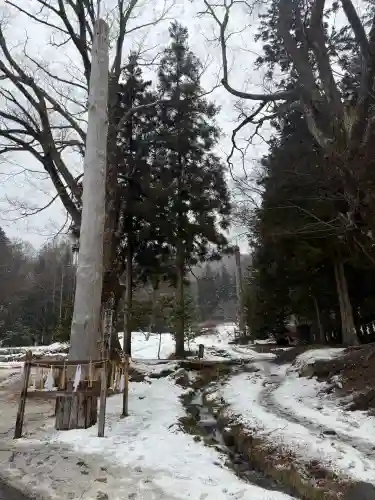 諏訪大社上社前宮の{uncategorized: "未分類", other: "その他", undefined: "問題あり", building: "その他建物", grave: "お墓", sacred_gate: "鳥居", guardian: "狛犬", statue: "像", buddha: "仏像", history: "歴史", nature: "自然", garden: "庭園", animal: "動物", pagoda: "塔", temizu: "手水舎", mountain_gate: "山門・神門", sanctuary: "本殿・本堂", subordinate: "末社・摂社", art: "芸術", scenery: "景色", jizo: "地蔵", ema: "絵馬", goshuin: "御朱印", omikuji: "おみくじ", items: "授与品その他", amulet: "お守り", goshuincho: "御朱印帳", eats: "食事", festival: "お祭り", votive_dance: "神楽", shichigosan: "七五三参", wedding: "結婚式", experience: "体験その他", initially: "初詣", around: "周辺", anti_infection: "感染症対策"}