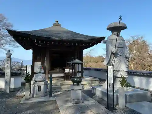 岡寺（龍蓋寺）の{uncategorized: "未分類", other: "その他", undefined: "問題あり", building: "その他建物", grave: "お墓", sacred_gate: "鳥居", guardian: "狛犬", statue: "像", buddha: "仏像", history: "歴史", nature: "自然", garden: "庭園", animal: "動物", pagoda: "塔", temizu: "手水舎", mountain_gate: "山門・神門", sanctuary: "本殿・本堂", subordinate: "末社・摂社", art: "芸術", scenery: "景色", jizo: "地蔵", ema: "絵馬", goshuin: "御朱印", omikuji: "おみくじ", items: "授与品その他", amulet: "お守り", goshuincho: "御朱印帳", eats: "食事", festival: "お祭り", votive_dance: "神楽", shichigosan: "七五三参", wedding: "結婚式", experience: "体験その他", initially: "初詣", around: "周辺", anti_infection: "感染症対策"}