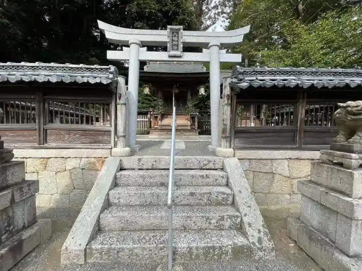 八幡神社(水口町新城)の{uncategorized: "未分類", other: "その他", undefined: "問題あり", building: "その他建物", grave: "お墓", sacred_gate: "鳥居", guardian: "狛犬", statue: "像", buddha: "仏像", history: "歴史", nature: "自然", garden: "庭園", animal: "動物", pagoda: "塔", temizu: "手水舎", mountain_gate: "山門・神門", sanctuary: "本殿・本堂", subordinate: "末社・摂社", art: "芸術", scenery: "景色", jizo: "地蔵", ema: "絵馬", goshuin: "御朱印", omikuji: "おみくじ", items: "授与品その他", amulet: "お守り", goshuincho: "御朱印帳", eats: "食事", festival: "お祭り", votive_dance: "神楽", shichigosan: "七五三参", wedding: "結婚式", experience: "体験その他", initially: "初詣", around: "周辺", anti_infection: "感染症対策"}