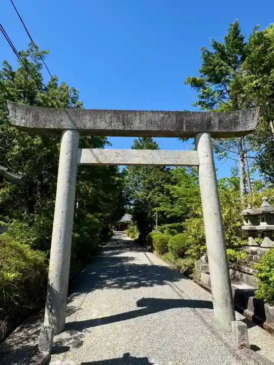 美波多神社の{uncategorized: "未分類", other: "その他", undefined: "問題あり", building: "その他建物", grave: "お墓", sacred_gate: "鳥居", guardian: "狛犬", statue: "像", buddha: "仏像", history: "歴史", nature: "自然", garden: "庭園", animal: "動物", pagoda: "塔", temizu: "手水舎", mountain_gate: "山門・神門", sanctuary: "本殿・本堂", subordinate: "末社・摂社", art: "芸術", scenery: "景色", jizo: "地蔵", ema: "絵馬", goshuin: "御朱印", omikuji: "おみくじ", items: "授与品その他", amulet: "お守り", goshuincho: "御朱印帳", eats: "食事", festival: "お祭り", votive_dance: "神楽", shichigosan: "七五三参", wedding: "結婚式", experience: "体験その他", initially: "初詣", around: "周辺", anti_infection: "感染症対策"}