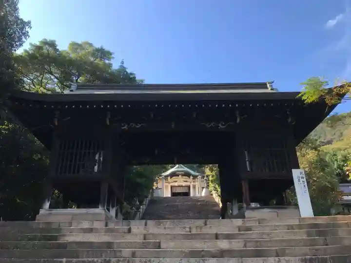 沼名前神社の山門・神門