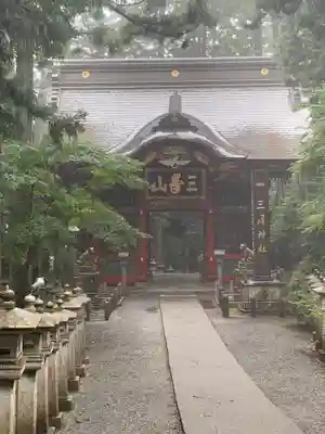三峯神社の山門・神門