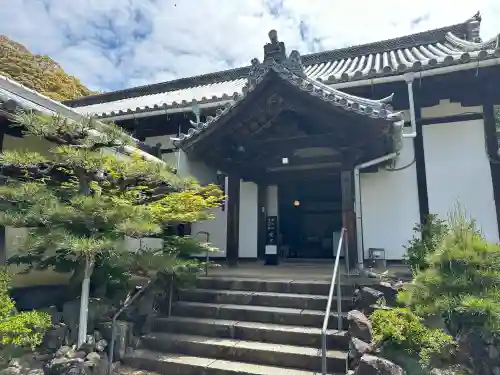 興聖寺（興聖寶林禅寺）の{uncategorized: "未分類", other: "その他", undefined: "問題あり", building: "その他建物", grave: "お墓", sacred_gate: "鳥居", guardian: "狛犬", statue: "像", buddha: "仏像", history: "歴史", nature: "自然", garden: "庭園", animal: "動物", pagoda: "塔", temizu: "手水舎", mountain_gate: "山門・神門", sanctuary: "本殿・本堂", subordinate: "末社・摂社", art: "芸術", scenery: "景色", jizo: "地蔵", ema: "絵馬", goshuin: "御朱印", omikuji: "おみくじ", items: "授与品その他", amulet: "お守り", goshuincho: "御朱印帳", eats: "食事", festival: "お祭り", votive_dance: "神楽", shichigosan: "七五三参", wedding: "結婚式", experience: "体験その他", initially: "初詣", around: "周辺", anti_infection: "感染症対策"}