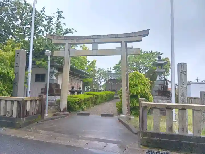 天王神社の{uncategorized: "未分類", other: "その他", undefined: "問題あり", building: "その他建物", grave: "お墓", sacred_gate: "鳥居", guardian: "狛犬", statue: "像", buddha: "仏像", history: "歴史", nature: "自然", garden: "庭園", animal: "動物", pagoda: "塔", temizu: "手水舎", mountain_gate: "山門・神門", sanctuary: "本殿・本堂", subordinate: "末社・摂社", art: "芸術", scenery: "景色", jizo: "地蔵", ema: "絵馬", goshuin: "御朱印", omikuji: "おみくじ", items: "授与品その他", amulet: "お守り", goshuincho: "御朱印帳", eats: "食事", festival: "お祭り", votive_dance: "神楽", shichigosan: "七五三参", wedding: "結婚式", experience: "体験その他", initially: "初詣", around: "周辺", anti_infection: "感染症対策"}