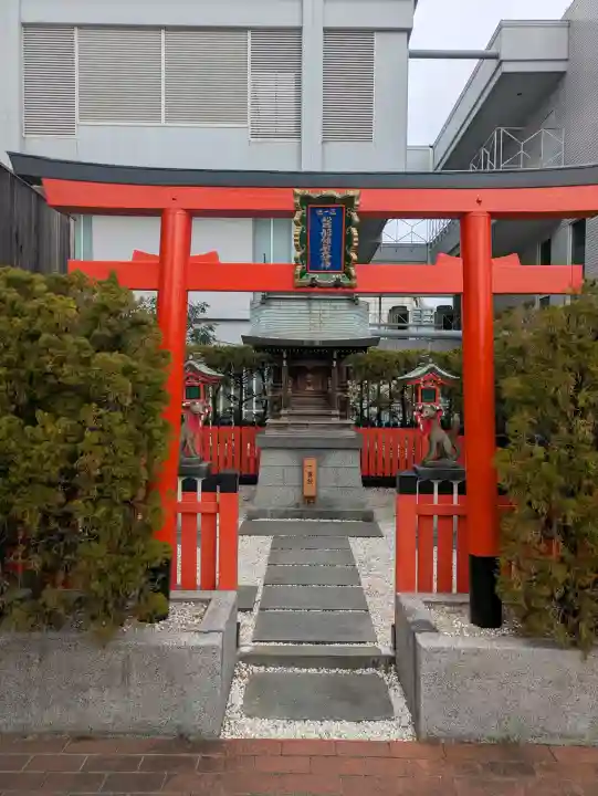 磐船稲荷大明神の{uncategorized: "未分類", other: "その他", undefined: "問題あり", building: "その他建物", grave: "お墓", sacred_gate: "鳥居", guardian: "狛犬", statue: "像", buddha: "仏像", history: "歴史", nature: "自然", garden: "庭園", animal: "動物", pagoda: "塔", temizu: "手水舎", mountain_gate: "山門・神門", sanctuary: "本殿・本堂", subordinate: "末社・摂社", art: "芸術", scenery: "景色", jizo: "地蔵", ema: "絵馬", goshuin: "御朱印", omikuji: "おみくじ", items: "授与品その他", amulet: "お守り", goshuincho: "御朱印帳", eats: "食事", festival: "お祭り", votive_dance: "神楽", shichigosan: "七五三参", wedding: "結婚式", experience: "体験その他", initially: "初詣", around: "周辺", anti_infection: "感染症対策"}