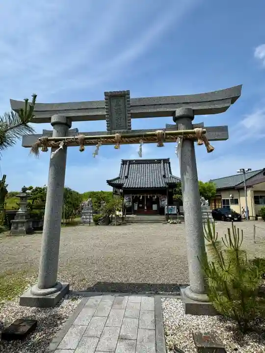 黒龍神社の{uncategorized: "未分類", other: "その他", undefined: "問題あり", building: "その他建物", grave: "お墓", sacred_gate: "鳥居", guardian: "狛犬", statue: "像", buddha: "仏像", history: "歴史", nature: "自然", garden: "庭園", animal: "動物", pagoda: "塔", temizu: "手水舎", mountain_gate: "山門・神門", sanctuary: "本殿・本堂", subordinate: "末社・摂社", art: "芸術", scenery: "景色", jizo: "地蔵", ema: "絵馬", goshuin: "御朱印", omikuji: "おみくじ", items: "授与品その他", amulet: "お守り", goshuincho: "御朱印帳", eats: "食事", festival: "お祭り", votive_dance: "神楽", shichigosan: "七五三参", wedding: "結婚式", experience: "体験その他", initially: "初詣", around: "周辺", anti_infection: "感染症対策"}
