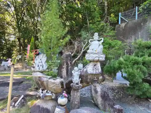 蓮華寺の{uncategorized: "未分類", other: "その他", undefined: "問題あり", building: "その他建物", grave: "お墓", sacred_gate: "鳥居", guardian: "狛犬", statue: "像", buddha: "仏像", history: "歴史", nature: "自然", garden: "庭園", animal: "動物", pagoda: "塔", temizu: "手水舎", mountain_gate: "山門・神門", sanctuary: "本殿・本堂", subordinate: "末社・摂社", art: "芸術", scenery: "景色", jizo: "地蔵", ema: "絵馬", goshuin: "御朱印", omikuji: "おみくじ", items: "授与品その他", amulet: "お守り", goshuincho: "御朱印帳", eats: "食事", festival: "お祭り", votive_dance: "神楽", shichigosan: "七五三参", wedding: "結婚式", experience: "体験その他", initially: "初詣", around: "周辺", anti_infection: "感染症対策"}