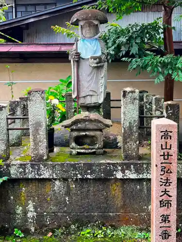 飛騨国分寺の像