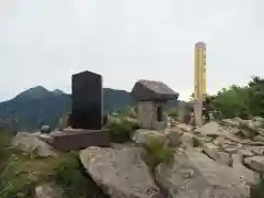 雨飾山北峰の石仏の建物その他