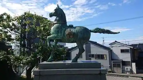 高岡関野神社の像