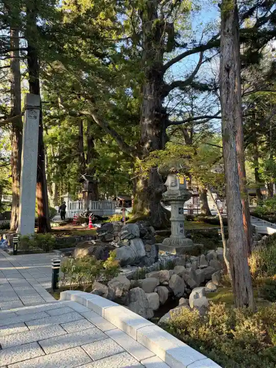 諏訪大社下社秋宮の{uncategorized: "未分類", other: "その他", undefined: "問題あり", building: "その他建物", grave: "お墓", sacred_gate: "鳥居", guardian: "狛犬", statue: "像", buddha: "仏像", history: "歴史", nature: "自然", garden: "庭園", animal: "動物", pagoda: "塔", temizu: "手水舎", mountain_gate: "山門・神門", sanctuary: "本殿・本堂", subordinate: "末社・摂社", art: "芸術", scenery: "景色", jizo: "地蔵", ema: "絵馬", goshuin: "御朱印", omikuji: "おみくじ", items: "授与品その他", amulet: "お守り", goshuincho: "御朱印帳", eats: "食事", festival: "お祭り", votive_dance: "神楽", shichigosan: "七五三参", wedding: "結婚式", experience: "体験その他", initially: "初詣", around: "周辺", anti_infection: "感染症対策"}