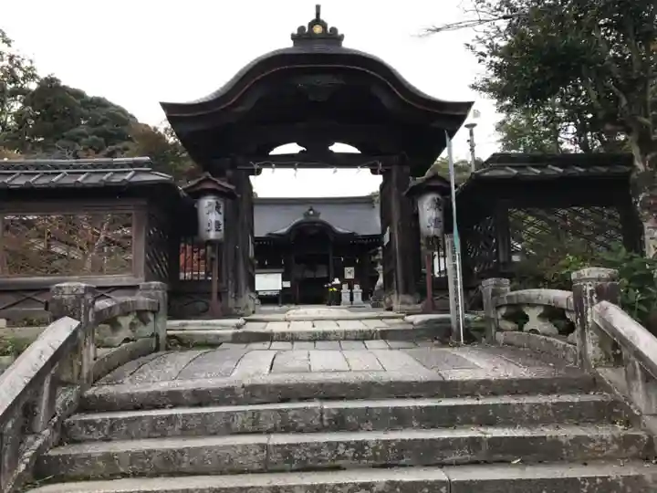 三尾神社の山門・神門