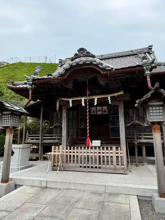 諏訪神社の{uncategorized: "未分類", other: "その他", undefined: "問題あり", building: "その他建物", grave: "お墓", sacred_gate: "鳥居", guardian: "狛犬", statue: "像", buddha: "仏像", history: "歴史", nature: "自然", garden: "庭園", animal: "動物", pagoda: "塔", temizu: "手水舎", mountain_gate: "山門・神門", sanctuary: "本殿・本堂", subordinate: "末社・摂社", art: "芸術", scenery: "景色", jizo: "地蔵", ema: "絵馬", goshuin: "御朱印", omikuji: "おみくじ", items: "授与品その他", amulet: "お守り", goshuincho: "御朱印帳", eats: "食事", festival: "お祭り", votive_dance: "神楽", shichigosan: "七五三参", wedding: "結婚式", experience: "体験その他", initially: "初詣", around: "周辺", anti_infection: "感染症対策"}
