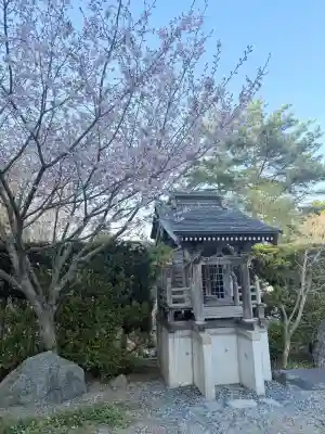 龍本寺の{uncategorized: "未分類", other: "その他", undefined: "問題あり", building: "その他建物", grave: "お墓", sacred_gate: "鳥居", guardian: "狛犬", statue: "像", buddha: "仏像", history: "歴史", nature: "自然", garden: "庭園", animal: "動物", pagoda: "塔", temizu: "手水舎", mountain_gate: "山門・神門", sanctuary: "本殿・本堂", subordinate: "末社・摂社", art: "芸術", scenery: "景色", jizo: "地蔵", ema: "絵馬", goshuin: "御朱印", omikuji: "おみくじ", items: "授与品その他", amulet: "お守り", goshuincho: "御朱印帳", eats: "食事", festival: "お祭り", votive_dance: "神楽", shichigosan: "七五三参", wedding: "結婚式", experience: "体験その他", initially: "初詣", around: "周辺", anti_infection: "感染症対策"}