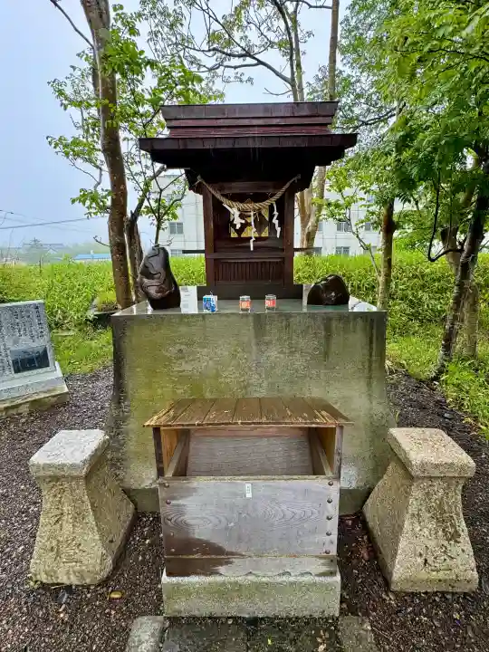 釧路一之宮 厳島神社の{uncategorized: "未分類", other: "その他", undefined: "問題あり", building: "その他建物", grave: "お墓", sacred_gate: "鳥居", guardian: "狛犬", statue: "像", buddha: "仏像", history: "歴史", nature: "自然", garden: "庭園", animal: "動物", pagoda: "塔", temizu: "手水舎", mountain_gate: "山門・神門", sanctuary: "本殿・本堂", subordinate: "末社・摂社", art: "芸術", scenery: "景色", jizo: "地蔵", ema: "絵馬", goshuin: "御朱印", omikuji: "おみくじ", items: "授与品その他", amulet: "お守り", goshuincho: "御朱印帳", eats: "食事", festival: "お祭り", votive_dance: "神楽", shichigosan: "七五三参", wedding: "結婚式", experience: "体験その他", initially: "初詣", around: "周辺", anti_infection: "感染症対策"}