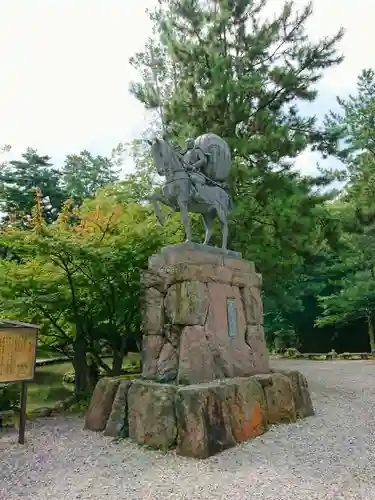 尾山神社の像