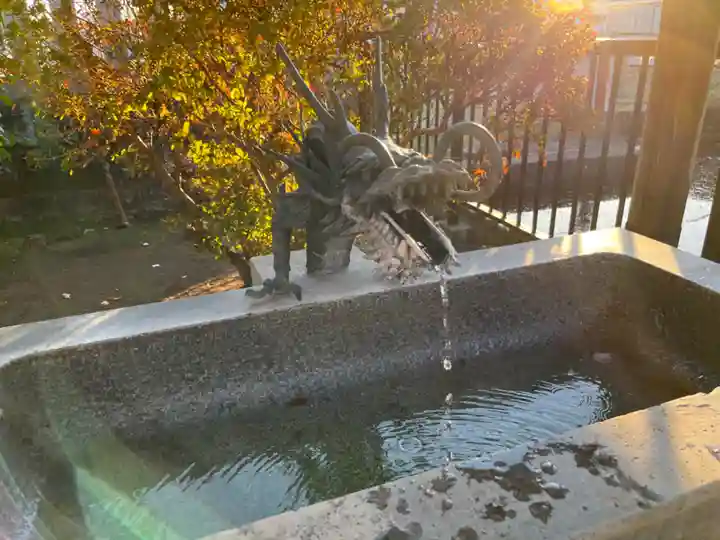 白蛇辨財天の手水舎