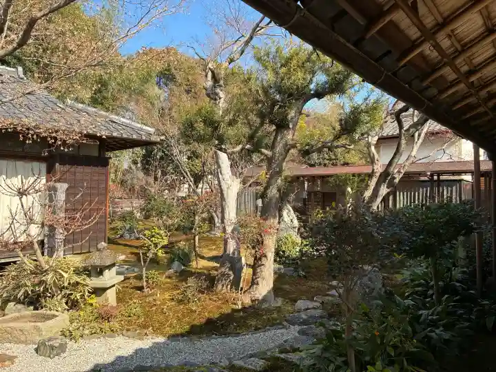 鹿王院の{uncategorized: "未分類", other: "その他", undefined: "問題あり", building: "その他建物", grave: "お墓", sacred_gate: "鳥居", guardian: "狛犬", statue: "像", buddha: "仏像", history: "歴史", nature: "自然", garden: "庭園", animal: "動物", pagoda: "塔", temizu: "手水舎", mountain_gate: "山門・神門", sanctuary: "本殿・本堂", subordinate: "末社・摂社", art: "芸術", scenery: "景色", jizo: "地蔵", ema: "絵馬", goshuin: "御朱印", omikuji: "おみくじ", items: "授与品その他", amulet: "お守り", goshuincho: "御朱印帳", eats: "食事", festival: "お祭り", votive_dance: "神楽", shichigosan: "七五三参", wedding: "結婚式", experience: "体験その他", initially: "初詣", around: "周辺", anti_infection: "感染症対策"}