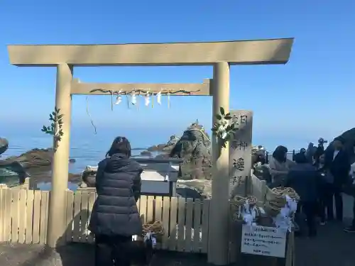 二見興玉神社の{uncategorized: "未分類", other: "その他", undefined: "問題あり", building: "その他建物", grave: "お墓", sacred_gate: "鳥居", guardian: "狛犬", statue: "像", buddha: "仏像", history: "歴史", nature: "自然", garden: "庭園", animal: "動物", pagoda: "塔", temizu: "手水舎", mountain_gate: "山門・神門", sanctuary: "本殿・本堂", subordinate: "末社・摂社", art: "芸術", scenery: "景色", jizo: "地蔵", ema: "絵馬", goshuin: "御朱印", omikuji: "おみくじ", items: "授与品その他", amulet: "お守り", goshuincho: "御朱印帳", eats: "食事", festival: "お祭り", votive_dance: "神楽", shichigosan: "七五三参", wedding: "結婚式", experience: "体験その他", initially: "初詣", around: "周辺", anti_infection: "感染症対策"}