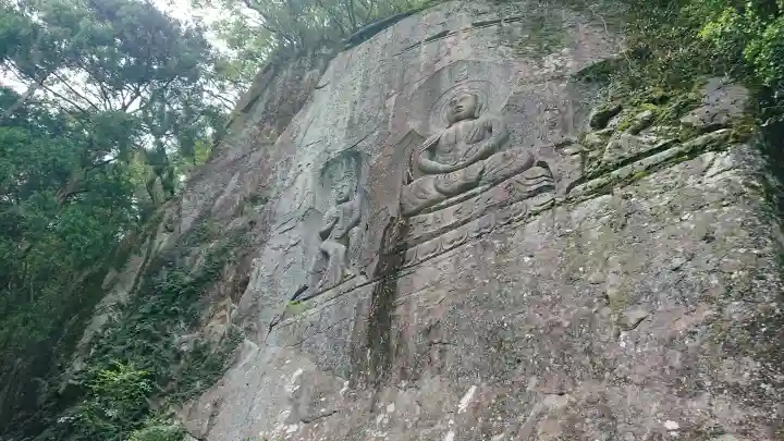 磨崖三尊大石仏の{uncategorized: "未分類", other: "その他", undefined: "問題あり", building: "その他建物", grave: "お墓", sacred_gate: "鳥居", guardian: "狛犬", statue: "像", buddha: "仏像", history: "歴史", nature: "自然", garden: "庭園", animal: "動物", pagoda: "塔", temizu: "手水舎", mountain_gate: "山門・神門", sanctuary: "本殿・本堂", subordinate: "末社・摂社", art: "芸術", scenery: "景色", jizo: "地蔵", ema: "絵馬", goshuin: "御朱印", omikuji: "おみくじ", items: "授与品その他", amulet: "お守り", goshuincho: "御朱印帳", eats: "食事", festival: "お祭り", votive_dance: "神楽", shichigosan: "七五三参", wedding: "結婚式", experience: "体験その他", initially: "初詣", around: "周辺", anti_infection: "感染症対策"}