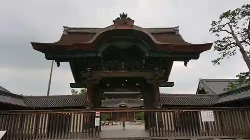 本山専修寺の山門・神門