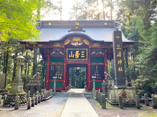 三峯神社の山門