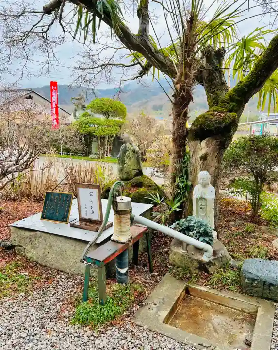 常泉寺の{uncategorized: "未分類", other: "その他", undefined: "問題あり", building: "その他建物", grave: "お墓", sacred_gate: "鳥居", guardian: "狛犬", statue: "像", buddha: "仏像", history: "歴史", nature: "自然", garden: "庭園", animal: "動物", pagoda: "塔", temizu: "手水舎", mountain_gate: "山門・神門", sanctuary: "本殿・本堂", subordinate: "末社・摂社", art: "芸術", scenery: "景色", jizo: "地蔵", ema: "絵馬", goshuin: "御朱印", omikuji: "おみくじ", items: "授与品その他", amulet: "お守り", goshuincho: "御朱印帳", eats: "食事", festival: "お祭り", votive_dance: "神楽", shichigosan: "七五三参", wedding: "結婚式", experience: "体験その他", initially: "初詣", around: "周辺", anti_infection: "感染症対策"}