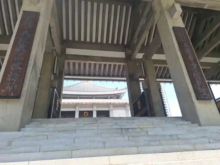 本願寺津村別院の{uncategorized: "未分類", other: "その他", undefined: "問題あり", building: "その他建物", grave: "お墓", sacred_gate: "鳥居", guardian: "狛犬", statue: "像", buddha: "仏像", history: "歴史", nature: "自然", garden: "庭園", animal: "動物", pagoda: "塔", temizu: "手水舎", mountain_gate: "山門・神門", sanctuary: "本殿・本堂", subordinate: "末社・摂社", art: "芸術", scenery: "景色", jizo: "地蔵", ema: "絵馬", goshuin: "御朱印", omikuji: "おみくじ", items: "授与品その他", amulet: "お守り", goshuincho: "御朱印帳", eats: "食事", festival: "お祭り", votive_dance: "神楽", shichigosan: "七五三参", wedding: "結婚式", experience: "体験その他", initially: "初詣", around: "周辺", anti_infection: "感染症対策"}