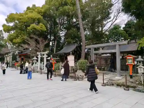 八坂神社(祇園さん)の{uncategorized: "未分類", other: "その他", undefined: "問題あり", building: "その他建物", grave: "お墓", sacred_gate: "鳥居", guardian: "狛犬", statue: "像", buddha: "仏像", history: "歴史", nature: "自然", garden: "庭園", animal: "動物", pagoda: "塔", temizu: "手水舎", mountain_gate: "山門・神門", sanctuary: "本殿・本堂", subordinate: "末社・摂社", art: "芸術", scenery: "景色", jizo: "地蔵", ema: "絵馬", goshuin: "御朱印", omikuji: "おみくじ", items: "授与品その他", amulet: "お守り", goshuincho: "御朱印帳", eats: "食事", festival: "お祭り", votive_dance: "神楽", shichigosan: "七五三参", wedding: "結婚式", experience: "体験その他", initially: "初詣", around: "周辺", anti_infection: "感染症対策"}