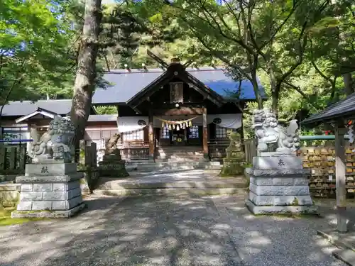 春日山神社の本殿